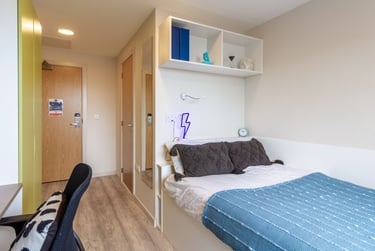 Silver En Suite at The Barn, Bampfylde Street, Newtown, Exeter, EX12FQ - Image 1
